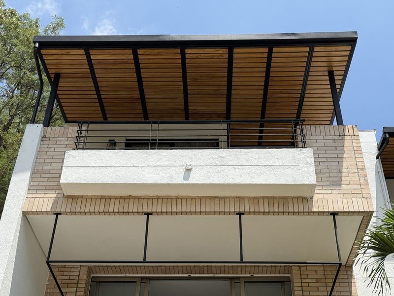 Balcones exteriores con pérgola en madera