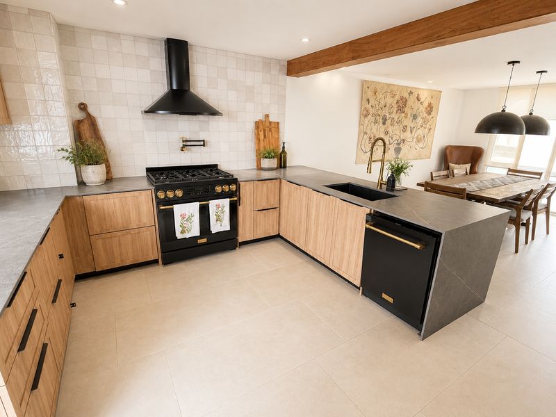 Cocina remodelada en 2026 con estufa profesional a gas