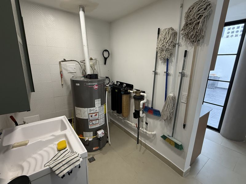 Cuarto técnico con calentador y filtros de agua