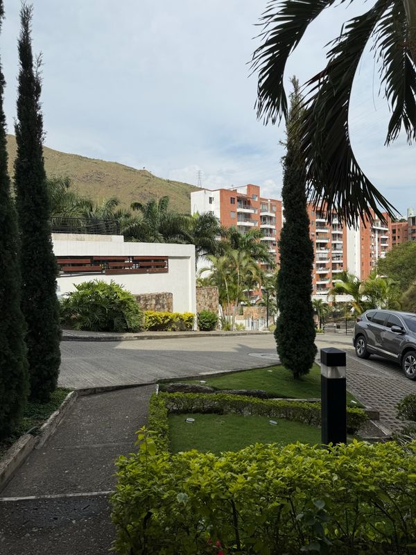 Entorno del conjunto, con las montañas del oeste de Cali