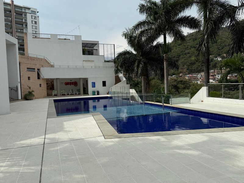 Piscina y gimnasio del conjunto, justo al frente de la casa