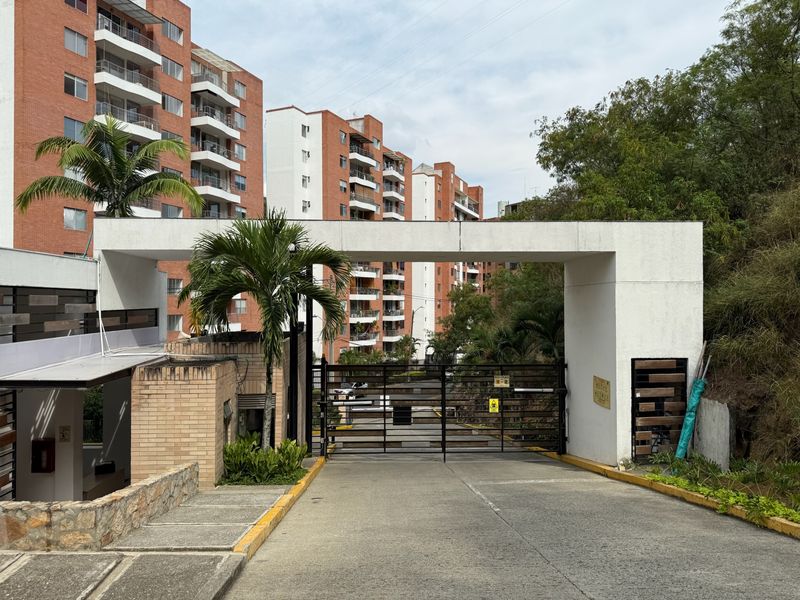 Portería del conjunto con vigilancia