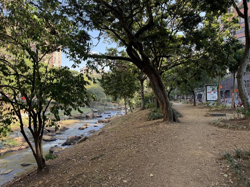 The footpath along the Cali River, a few minutes' walk from the house